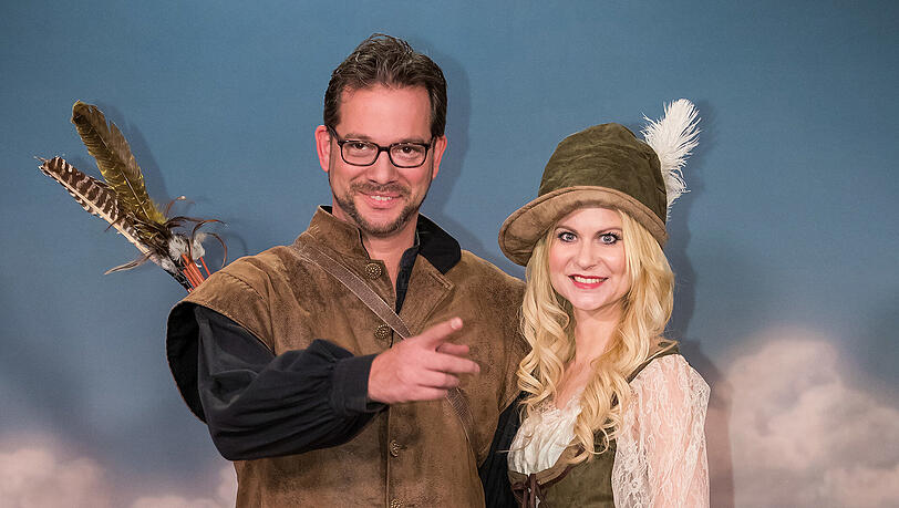 Ein politisches Statement? Florian Pronold kommt als Robin Hood zur Fernseh-Prunksitzung "Fastnacht in Franken" nach. Mit dabei: Lebensgefährtin Sabrina Nebauer.