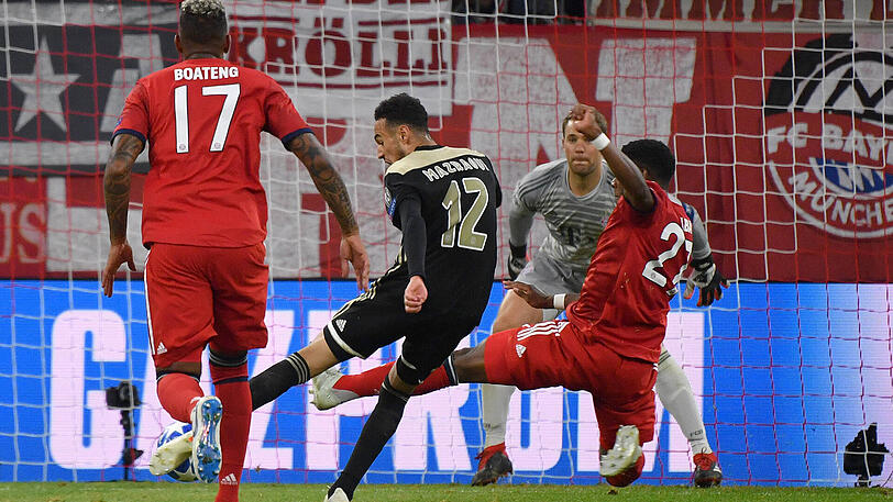 MANUEL NEUER, NOTE 2: Der Nationaltorhüter mit erster Prüfung nach Ziyechs Schuss (22.), lenkte die Kugel zur Ecke. Ohne Chance, einzugreifen beim platzierten Flachschuss zum 1:1. Tolle Parade kurz vor der Pause bei Ziyechs Hammer und in der Nachspielzeit als er Schönes Freistoß an die Latte lenkte. Bester Mann.