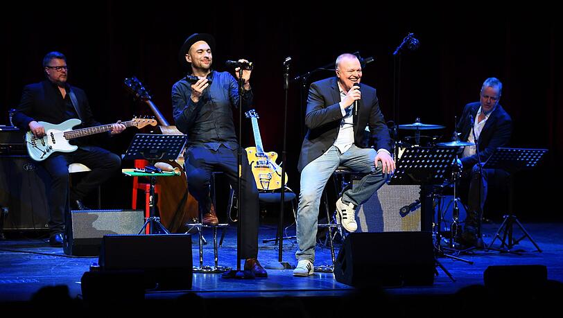 Bühnen-Comeback für Stefan Raab. Zusammen mit Sänger Max Mutzke stand der frühere Entertainer auf der Bühne der Bonner Oper. Bühnen-Comeback für Stefan Raab. Zusammen mit Sänger Max Mutzke stand der frühere Entertainer auf der Bühne der Bonner Oper.