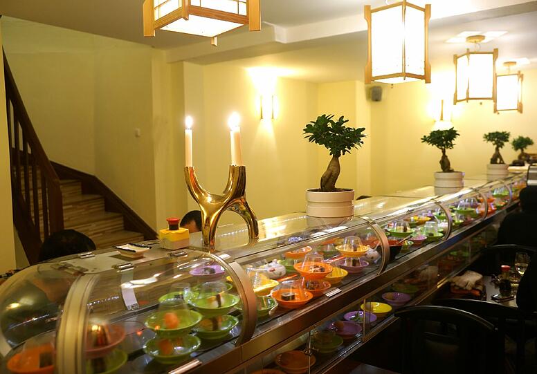 30 Plätze und eine familiäre Atmosphäre bietet das kleine Lokal IFANG Running Sushi mitten in München.