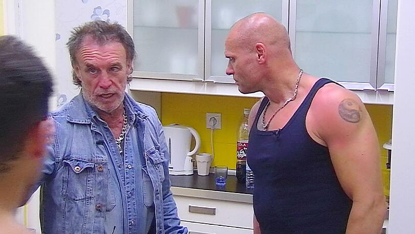 Eine schlecht riechende Jacke und ihre Folgen: Thorsten Legat (r.) stellt fest, dass die Jacke von Rene Weller etwas streng riecht.