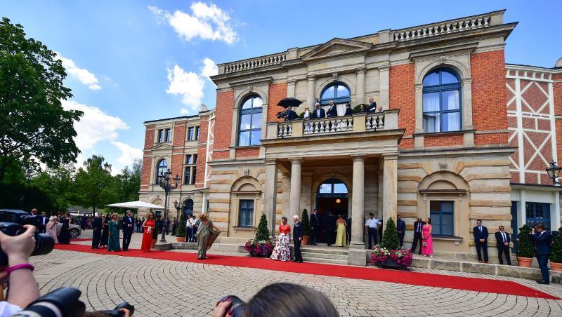 Pressefotografen stehen vor dem Festspielhaus und fotografieren die Gäste der Richard-Wagner-Festspiele 2018. Foto: Matthias Merz/Archiv Pressefotografen stehen vor dem Festspielhaus und fotografieren die Gäste der Richard-Wagner-Festspiele 2018. Foto: Matthias Merz/Archiv