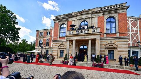 Pressefotografen stehen vor dem Festspielhaus und fotografieren die Gäste der Richard-Wagner-Festspiele 2018. Foto: Matthias Merz/Archiv