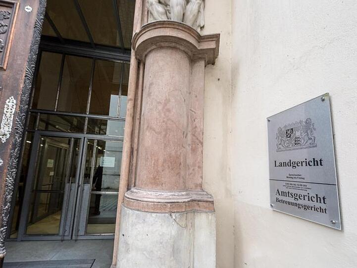 Der Eingang zum Landgericht Passau ist zu sehen. Foto: Armin Weigel/Archiv