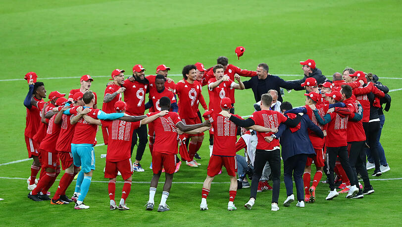 Große Freude beim FC Bayern: Münchens Spieler feiern die Deutsche Meisterschaft.