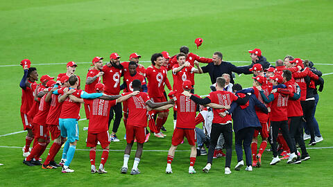 Große Freude beim FC Bayern: Münchens Spieler feiern die Deutsche Meisterschaft.
