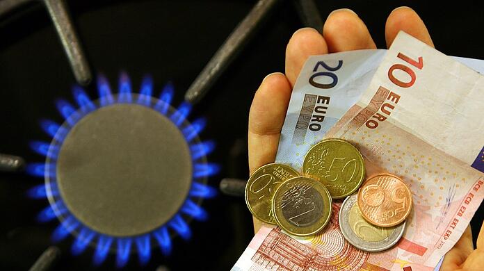 Bei einem Verbrauch von 20.000 Kilowattstunden Erdgas pro Jahr kommen - je nach Tarif - Mehrkosten von mehr als 300 Euro auf den Verbraucher zu.