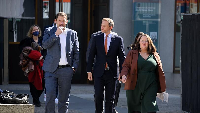 Die Vorsitzenden der Ampel-Parteien, Lars Klingbeil (l, SPD), Christian Lindner (FDP) und Ricarda Lang (Bündnis 90/Die Grünen), kommen zu einem Statement zum geplanten zweiten Entlastungspaket.