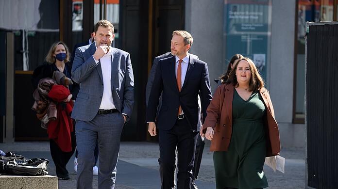 Die Vorsitzenden der Ampel-Parteien, Lars Klingbeil (l, SPD), Christian Lindner (FDP) und Ricarda Lang (Bündnis 90/Die Grünen), kommen zu einem Statement zum geplanten zweiten Entlastungspaket.