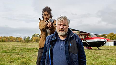 "Harter Brocken: Das Überlebenstraining": Koops (Aljoscha Stadelmann) wird von Zarah (Sabrina Amali) bedroht.