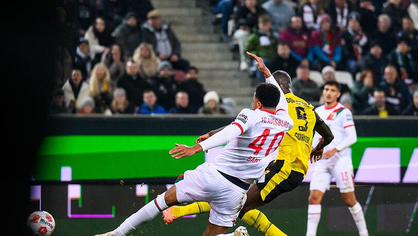 Serhou Guirassy (M) erzielt das 1:0 für Dortmund. Serhou Guirassy (M) erzielt das 1:0 für Dortmund.
