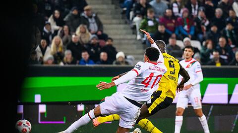 Serhou Guirassy (M) erzielt das 1:0 für Dortmund.