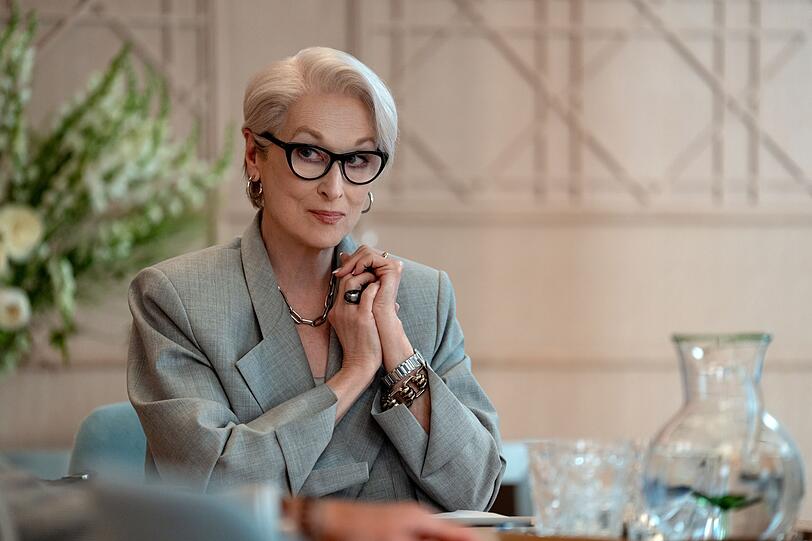 Dass Meryl Streep auch komisch sein kann, beweist die Oscar-Preisträgerin auch in "Der Teufel trägt Prada 2": Als virulent bösartige Chefredakteurin eines Modemagazins teilt sie in der Fashion-Parodie wiedre kräftig aus und zeigt, dass die Welt des schönen Scheins der Vorhof zur Hölle ist. Dass Meryl Streep auch komisch sein kann, beweist die Oscar-Preisträgerin auch in "Der Teufel trägt Prada 2": Als virulent bösartige Chefredakteurin eines Modemagazins teilt sie in der Fashion-Parodie wiedre kräftig aus und zeigt, dass die Welt des schönen Scheins der Vorhof zur Hölle ist.