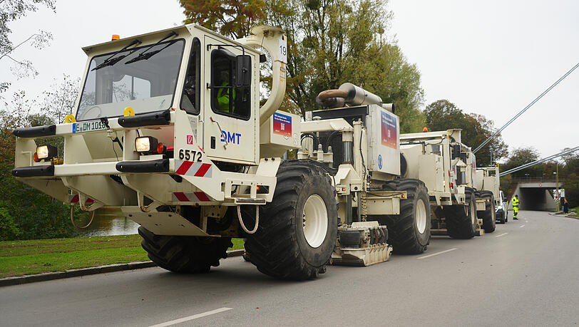 27 bis 30 Tonnen schwer und etwa drei Meter hoch sind die Trucks, die noch bis Ende November seismische Messungen in M&uuml;nchen durchf&uuml;hren. Sie bringen mit ihrer Metallplatte in der Mitte den Boden zum Schwingen. Detektoren messen die Reflexionen. So kann am Ende ein digitales Bild &uuml;ber die Bodenschichten erstellt werden.