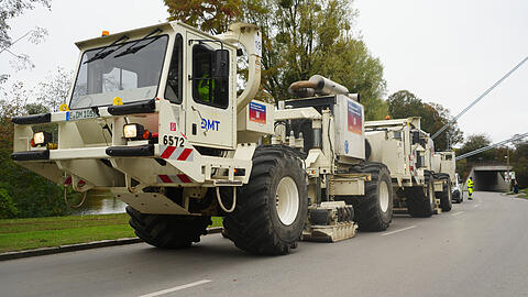 27 bis 30 Tonnen schwer und etwa drei Meter hoch sind die Trucks, die noch bis Ende November seismische Messungen in M&uuml;nchen durchf&uuml;hren. Sie bringen mit ihrer Metallplatte in der Mitte den Boden zum Schwingen. Detektoren messen die Reflexionen. So kann am Ende ein digitales Bild &uuml;ber die Bodenschichten erstellt werden.