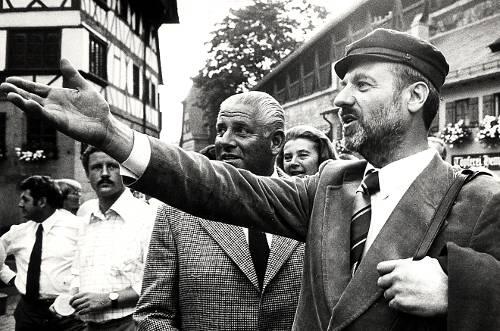 Da waren noch alle guter Hoffnung: Hans Dieter Schwarze, der &bdquo;Volkstheater&ldquo;-Direktor, erklärt dem amüsierten Oberbürgermeister Andreas Urschlechter sein Theater-Mobil.