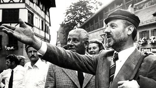 Da waren noch alle guter Hoffnung: Hans Dieter Schwarze, der „Volkstheater“-Direktor, erklärt dem amüsierten Oberbürgermeister Andreas Urschlechter sein Theater-Mobil. Da waren noch alle guter Hoffnung: Hans Dieter Schwarze, der „Volkstheater“-Direktor, erklärt dem amüsierten Oberbürgermeister Andreas Urschlechter sein Theater-Mobil.