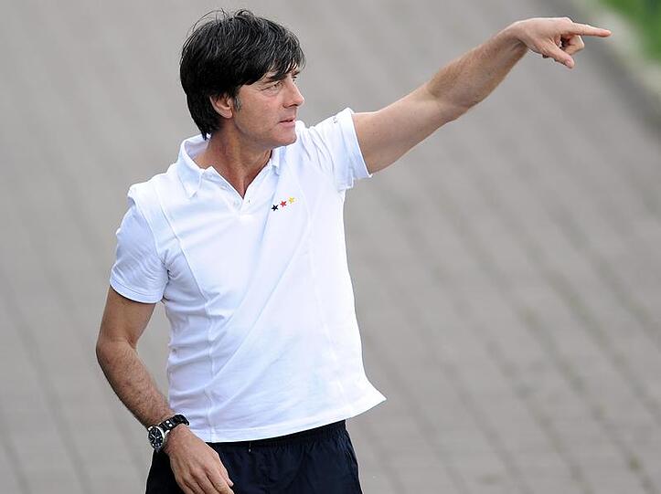 Joachim Löw gibt nach dem Testspiel Anweisungen.