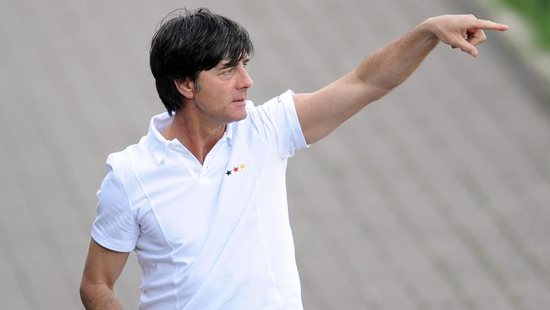 Joachim Löw gibt nach dem Testspiel Anweisungen. Joachim Löw gibt nach dem Testspiel Anweisungen.