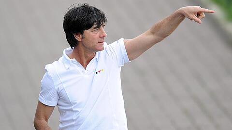 Joachim Löw gibt nach dem Testspiel Anweisungen.