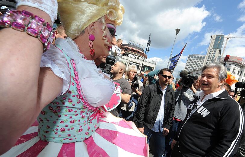 Fantasievoll bekleidet feiern am Samstag die Teilnehmer auf der Parade zum Christopher Street Day (CSD) in Berlin.