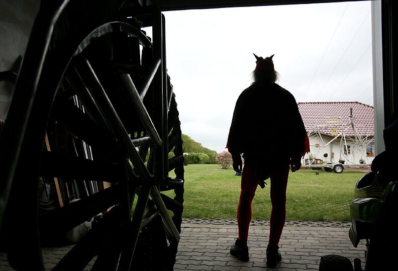 &bdquo;Ich wurde praktisch vom Arzt direkt in den OP gefahren. Mir wurde ein kleines Loch in die Schädeldecke gebohrt. Ich darf einige Wochen nicht ins Hochgebirge&ldquo;, sagt Senft im Gespräch mit der Nachrichtenagentur dapd. Doch er denkt schon an das kommende Jahr: &bdquo;Bei der 100. Tour und dann meiner 20. im nächsten Jahr schwenke ich wieder den Dreizack.&ldquo; Fahrräder bestimmen das Leben des Künstlers. In Storkow hat er ein eigenes Museum, gleich nebenan wohnt er mit seiner Frau. Der Velo-Designer steht mit 17 Fahrradmodellen im Guinness-Buch der Rekorde. Dazu gehört das größte Fahrrad der Welt mit sechs Meter Länge und 3,20 Metern Höhe. Das kleinste Fahrrad misst nur 17 Zentimeter.