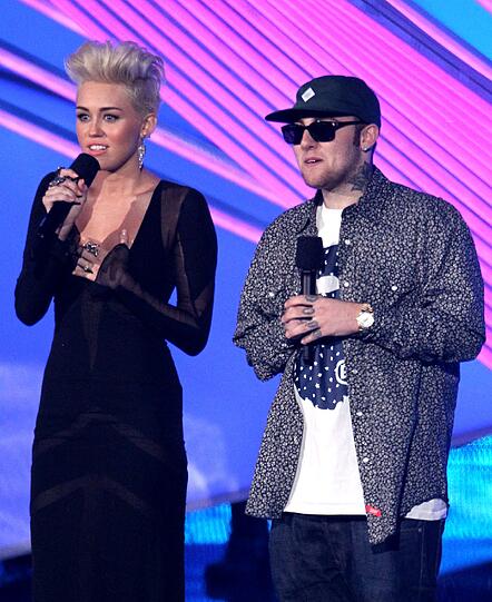 Bei den MTV Music Awards in L.A. zeigt sich die US Schauspielerin und Sängerin Miley Cyrus im völlig neuen Look: Schrill, grell und kurhaarig. Die Bilder von ihrem Auftritt.