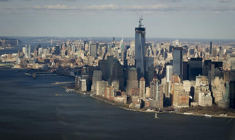 Das noch im Bau befindliche One World Trade Center überragt schon heute die anderen Wolkenkratzer der Stadt. Nach seiner Fertigstellung wird es das größte Gebäude der USA sein. Spektakuläre Luftaufnahmen aus New York City - die Bilder zum Durchklicken!