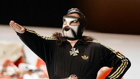 Jonathan Meese bei seiner Performance &bdquo;Generaltanz den Erzschiller&ldquo; in Mannheim.