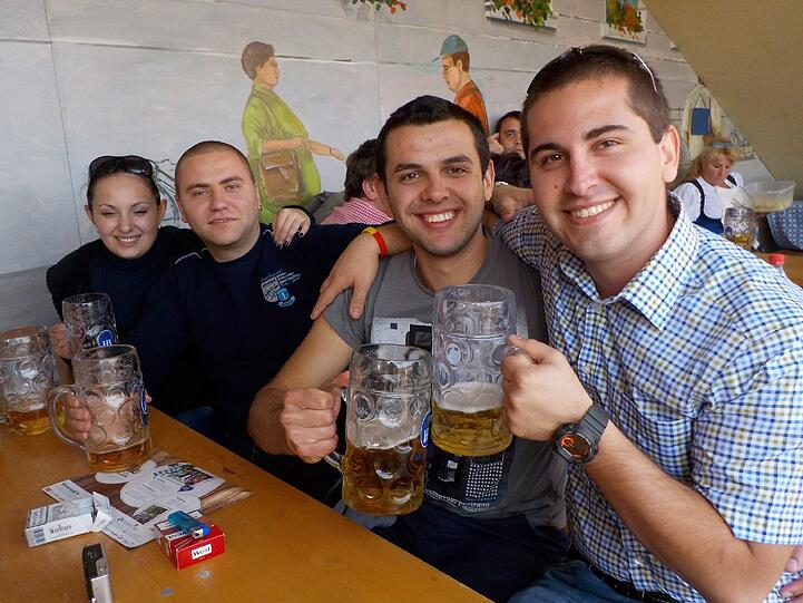 Filip Dimitrijevic (25), Jurastudent aus Mazedonien, feiert mit mazedonischen und bulgarischen Kumpels: &bdquo;Wenn ich 200 Euro am Tag zum Ausgeben habe &ndash; dann ist das Oktoberfest super. Denn das Bier hier ist so gut, aber wirklich teuer. Meine Freunde und ich essen auch gerne: Rippchen mit Westernsauce und Wurstsemmeln mit Zwiebeln. Das schönste am Oktoberfest ist, dass jeder seine Probleme vergisst und sich frei fühlt.&ldquo;