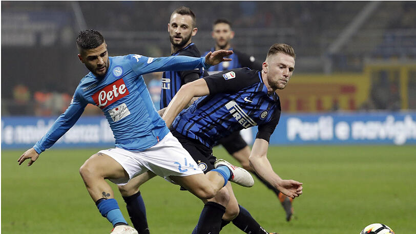 Milan Skriniar von Inter Mailand (r.), hier im Duell mit Lorenzo Insigne vom SSC Neapel.