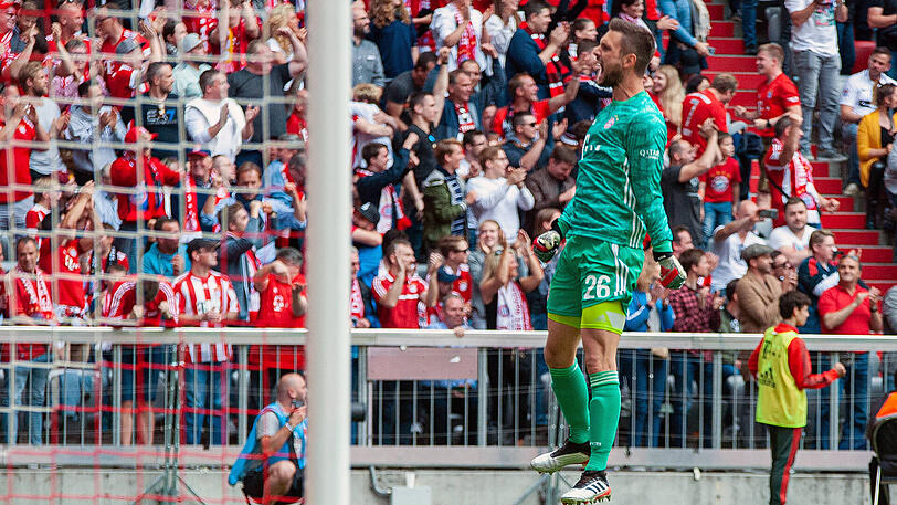 Sven Ulreich, Note 3: Bayerns Meistertorhüter &ndash; natürlich zusammen mit Manuel Neuer, der nach seiner Wadenverletzung nicht im Kader stand und noch aufs Pokalfinale kommenden Samstag hofft. Ulreich wurde vom Eintracht-Stürmlein kaum geprüft. Wenn er gefordert wurde, agierte er souverän. Beim Gegentor chancenlos.