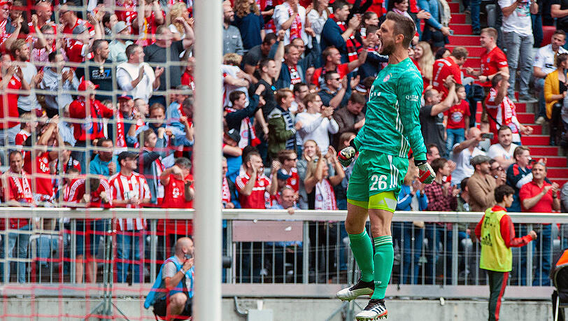 Sven Ulreich, Note 3: Bayerns Meistertorhüter &ndash; natürlich zusammen mit Manuel Neuer, der nach seiner Wadenverletzung nicht im Kader stand und noch aufs Pokalfinale kommenden Samstag hofft. Ulreich wurde vom Eintracht-Stürmlein kaum geprüft. Wenn er gefordert wurde, agierte er souverän. Beim Gegentor chancenlos.