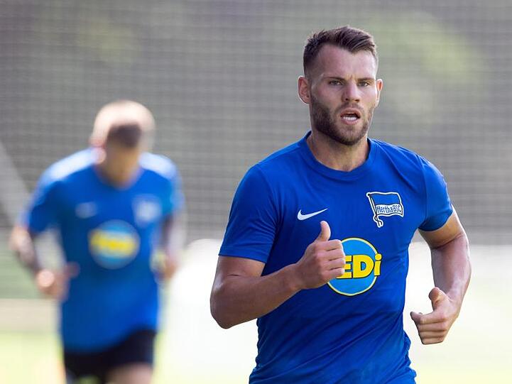 Eduard Löwen im Trikot von Hertha BSC beim Training. Foto: Soeren Stache/dpa