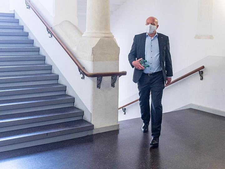 Joachim Wolbergs, ehemaliger OB von Regensburg, geht vor der Urteilsverkündung zum Gerichtssaal. Foto: Armin Weigel/dpa