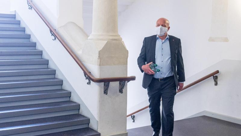 Joachim Wolbergs, ehemaliger OB von Regensburg, geht vor der Urteilsverkündung zum Gerichtssaal. Foto: Armin Weigel/dpa Joachim Wolbergs, ehemaliger OB von Regensburg, geht vor der Urteilsverkündung zum Gerichtssaal. Foto: Armin Weigel/dpa