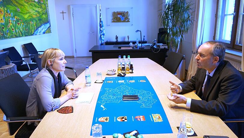 "Lückenlos getestet": Wirtschaftsminister und Freie-Wähler-Chef Hubert Aiwanger im Gespräch mit AZ-Redakteurin Natalie Kettinger.