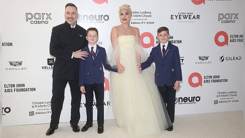 Lady Gaga mit David Furnish, Elijah und Zachary.