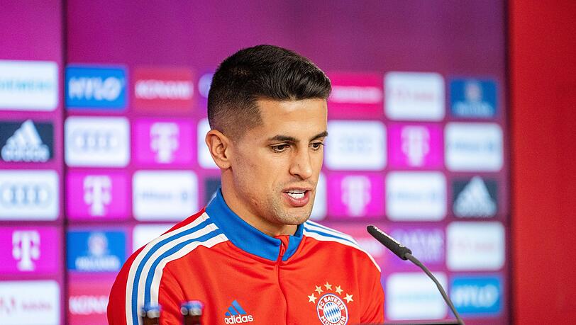 Neuzugang João Cancelo spricht auf einer PK zu Medienvertretern.