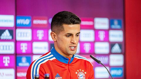 Neuzugang João Cancelo spricht auf einer PK zu Medienvertretern.