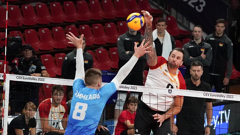 Will Deutschlands Volleyballer zu Olympia nach Paris schmettern: Georg Grozer (hinten).