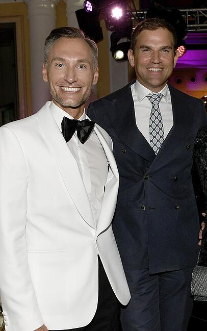 Thomas Gierling mit Ehemann Maximilian Böltl bei der Geburtstagsparty von Ralf Siegel im Bayerischen Hof.