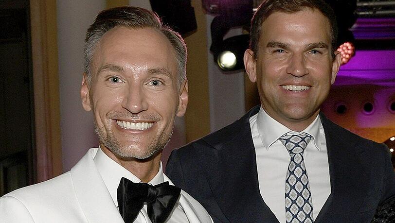 Thomas Gierling mit Ehemann Maximilian Böltl bei der Geburtstagsparty von Ralf Siegel im Bayerischen Hof.
