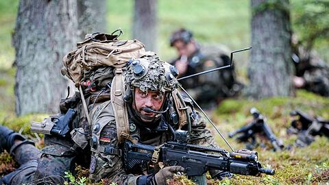 Die Panzergrenadiere arbeiten sich vor.