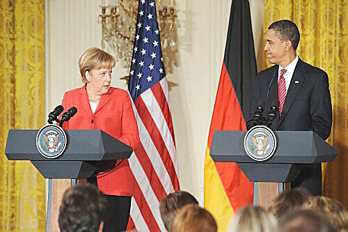Ein tiefer Blick in die Augen des US-Präsidenten: Merkel und Obama scheinen sich zu verstehen.
