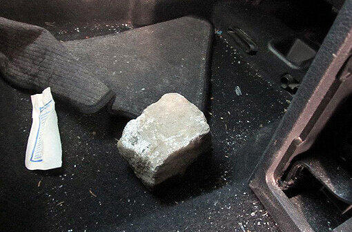 Dieser Granitstein schlug im unterfränkischen Wiesentheid durch die Windschutzscheibe und landete im Fußraum des Autos. Ein kleines Mädchen wurde dabei schwer verletzt.