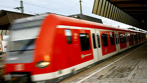 Immer wieder werden S-Bahnhöfe zum Schauplatz für Gewaltausbrüche. (Symbolbild S-Bahn) Immer wieder werden S-Bahnhöfe zum Schauplatz für Gewaltausbrüche. (Symbolbild S-Bahn)