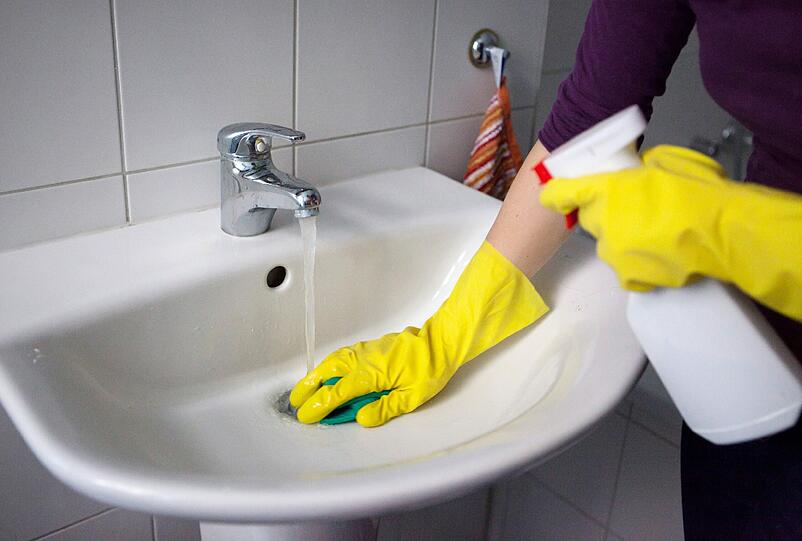 Putzen nervt! Praktisch ist da eine Putzfrau, die das wöchentliche Prozedere übernimmt.