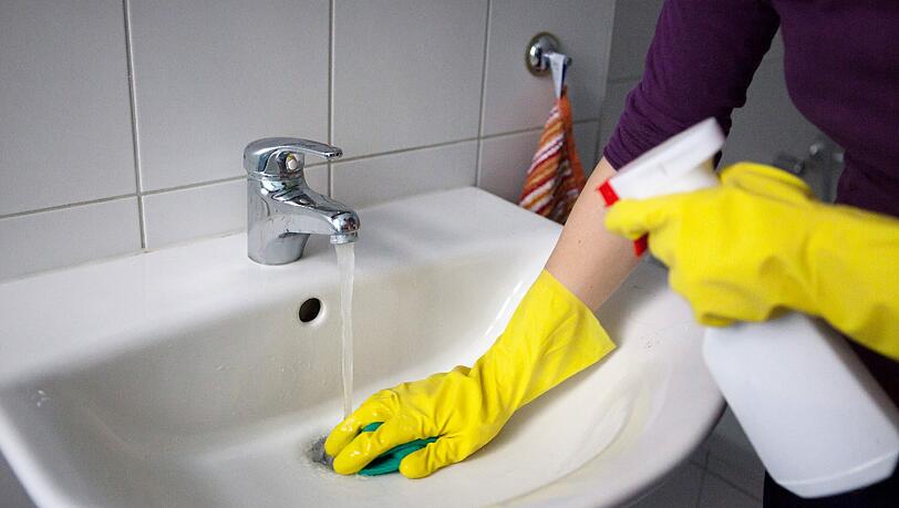Putzen nervt! Praktisch ist da eine Putzfrau, die das wöchentliche Prozedere übernimmt. Putzen nervt! Praktisch ist da eine Putzfrau, die das wöchentliche Prozedere übernimmt.