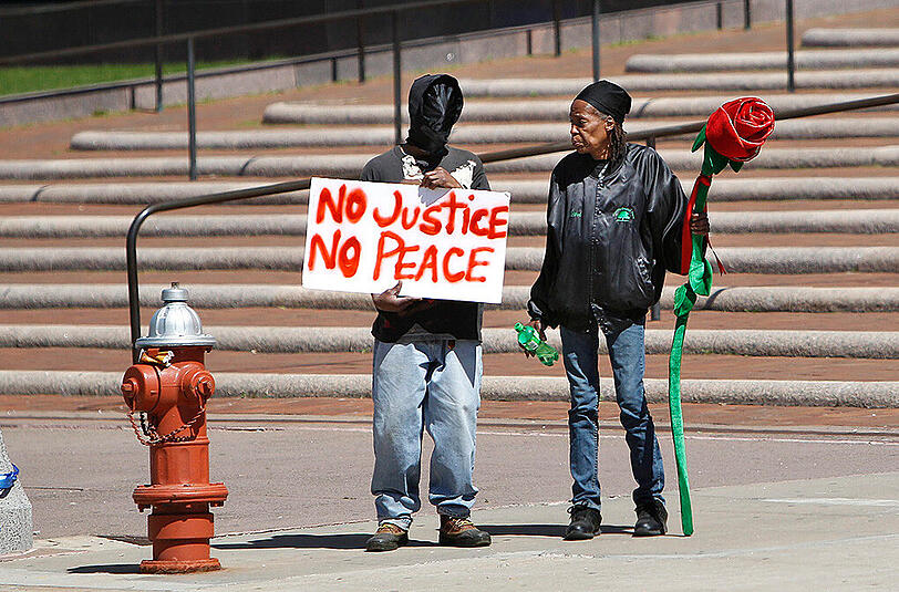 "No justice, no peace": Nach dem umstrittenen Freispruch des Polizisten kam es wieder zu Unruhen.